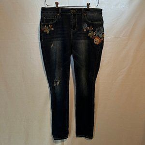 Embroidered Mid-rise Short Jeans